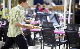 Illustration d'un serveur sur la terrasse d'un restaurant.