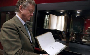 Un commissaire-priseur présente le manuscrit des Mémoires d'outre-tombe de Chateaubriand, le 25 novembre 2013 à l'Hôtel Drouot à Paris