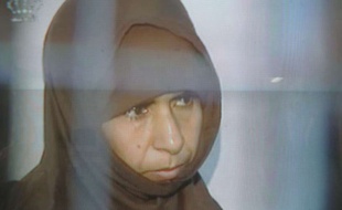 La djihadiste irakienne Sajida Mubarak al-Rishawi en avril 2006 lors de son procès pour les attentats du 9 novembre 2005, à Amman, en Jordanie.