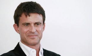 Manuel Valls, directeur de la communication de François Hollande, candidat PS à la présidentielle, a estimé dimanche qu'avec la TVA sociale, "on tue toute possibilité de reprise".