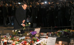 Emmanuel Macron se recueille à Strasbourg, sur les lieux de l'attaque.