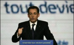 Nicolas Sarkozy, plébiscité dimanche par l'UMP pour porter les couleurs du parti à la présidentielle, s'est immédiatement tourné "vers tous les Français", en affirmant vouloir être "le président de la France réunie".
