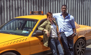 Les acteurs Chyler Leigh et Jacky Ido dans "Taxi Brooklyn".