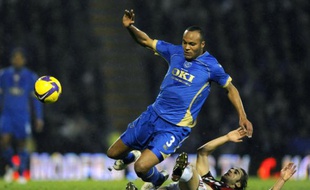 Younes Kaboul taclé par Mathieu Flamini lors d'un match de Coupe de l'UEFA, le 27 novembre 2008
