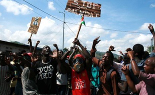 Des manifestants protestent contre un troisième mandat du président Pierre Nkurunziza, le 11 mai 2015 dans les rues de Bujumbura