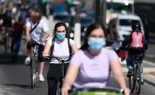 Des cyclistes à Paris.