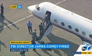 Les images de la télévision américaine KABC-TV montrent James Comey, directeur du FBI, monter dans un avion à l'aéroport de Los Angeles, le 9 mai 2017.