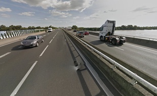 Le pont de Bellevue (ici dans le sens nord-sud) à Nantes.