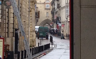 Un fourgon suspect a entraîné le blocage de la rue du Mirail, jeudi 19 novembre 2015 à Bordeaux
