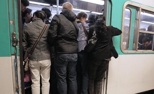 Un jeune homme de 24 ans est mort, traîné par le métro, mercredi soir vers 23h à la station de métro La Motte-Picquet-Grenelle (15e)