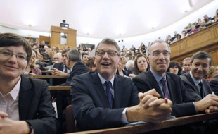 Alternance, service civique, micro-lycée... le ministre de l'Education Vincent Peillon veut donner en 2013 une formation à 20.000 jeunes qui ont décroché du système scolaire, jugeant "raisonnable" d'atteindre l'objectif de 70.000 à la fin du quinquennat.