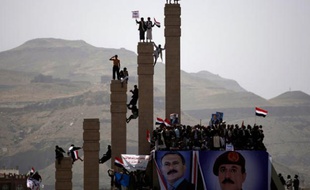 Des partisans du président yéménite Ali Abdullah Saleh se tiennent sur des colonnes pendant une manifestation à Sanaa, Yémen, le 1er avril 2011.