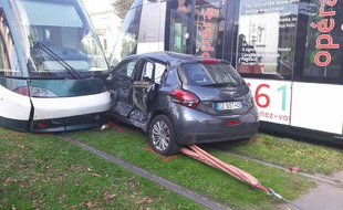 La voiture est restée coincée entre deux trams.
