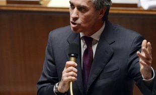 Le ministre du Budget Jérôme Cahuzac ne s'est pas déclaré opposé à l'idée qu'un responsable européen puisse avoir un droit de regard sur les budgets nationaux des Etats membres, tout en exigeant d'en "préciser le cadre" pour qu'il ne s'agisse pas d'un transfert de souveraineté.