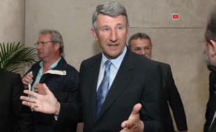 Philippe de Villiers, le 7 mai 2010 à La Roche-sur-Yon, après le passage de la tempête Xynthia.