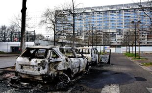 Photo d'illustration de voitures brûlées, en mars dernier à Bron (Rhône).