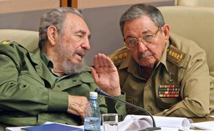Fidel (à gauche) et Raul Castro, à la Havane le 23 décembre 2003 (illustration).