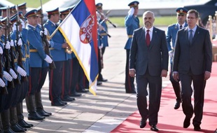 Le Premier ministre serbe Aleksandar Vucic (d) et son homologue albanais Edi Rama passent en revue la garde d'honneur, le 10 novembre 2014 à Belgrade