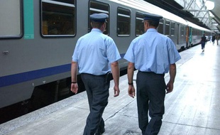 Contrôle de billets sur les trains banlieue.