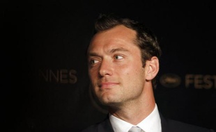 Le groupe Murdoch a indemnisé 37 victimes d'écoutes téléphoniques pratiquées dans les années 2000 par le tabloïde britannique News of the World, dont l'acteur Jude Law pour plus de 150.000 euros, ont indiqué jeudi les avocats des plaignants devant la justice.