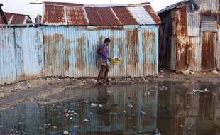 Une femme dans un bidonville de Port-au-Prince, le 6 septembre 2017, avant l'arrivée de l'ouragan Irma.