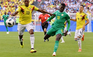 Le défenseur colombien Yerry Mina protège comme il peut le ballon.