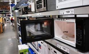 Des fours à micro-ondes dans un magasin à New York.