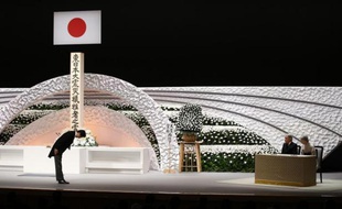 Le Premier ministre Shinzo Abe (g) se prosterne, le 11 mars 2015 devant le couple impérial japonais lors des cérémonies d'hommages, quatre ans après le tsunami dévastateur