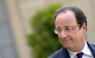 Le chef de l'Etat François Hollande a adressé mercredi un "message" de "confiance" aux quartiers défavorisés, lors d'une visite à Clichy-sous-Bois (Seine-Saint-Denis) où il a symboliquement présidé à la signature d'un contrat d'"emploi franc" avec un jeune de la commune.