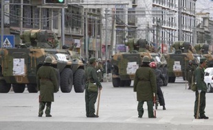 Samedi 15 mars 2008, Lhassa était quadrillée par l'armée chinoise et interdite d'accès aux touristes étrangers comme le reste du Tibet.