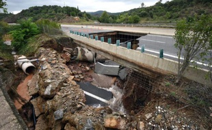 Un pan de l'autoroute A75 effondré à la suite de violents orages, le 13 septembre 2015 à Lodève, dans l'Hérault