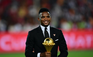 Samuel Eto'o présentant le trophée de la Coupe d'Afrique des Nations, lors de la finale entre le Sénégal et l’Algérie, le 20 juillet 2019 au Caire.