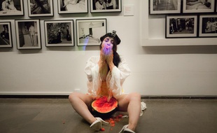 L'artiste Déborah de Robertis a mené une nouvelle performance choc au Musée Guimet, le 4 septembre 2016.