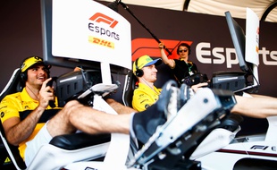 Carlos Sainz Jr. et Nico Hülkenberg testent le F1 Esports lors du Grand Prix de France, en juin 2018.