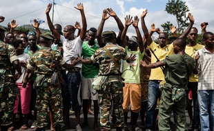 Des militaires repoussent des manifestants à Bujumbura au Burundi ce mercredi, alors que le pays est en proie à de grandes tensions depuis fin avril.