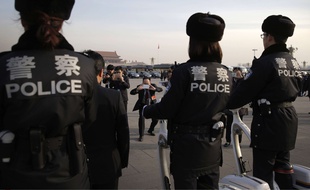 Des policiers chinois à Pékin, le 12 mars 2015.