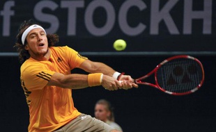 Le tennisman argentin Juan Monaco, lors d'un match face à Joachim Johansson, au tournoi de Stockholm, le 21 octobre 2009.