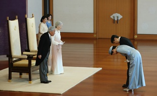 La princesse Masako et le prince Naruhito (à dr.) saluent l'empereur Akihito et l'impératrice Michiko au palais impérial, à Tokyo, le 24 février 2019.