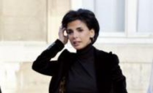 Le retour au ministère de la justice de Rachida Dati, cinq jours après son accouchement, suscite étonnement ou critiques des féministes, même s'il n'y a médicalement "pas de contre-indication physiologique" et si certaines pensent qu'elle n'avait "pas le choix".
