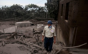 Les cendres du volcan ont tout recouvert dans les villages à proximité, ici à Escuintla, le 4 juin.