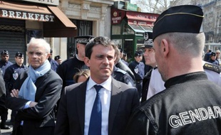 "Je considère que le préfet de police a failli a sa mission", a lancé le député. Il a trouvé les explications de Bernard Boucault la veille "très embarrassées", avec "en particulier cette idée" selon laquelle "une fête n'est plus une fête si on met trop de policiers sur place".