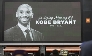 Devant le Staples Center suite au décès de Kobe Bryant en janvier 2020