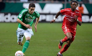 Le milieu de Saint-Etienne Romain Hamouma à la lutte avec le défenseur de Valenciennes Gaëtan Bong le 23 novembre 2012.