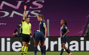 L'arbitre russe Anastasia Pustovoitova a été vivement critiquée mercredi pour avoir décidé d'expulser la milieu parisienne Grace Geyoro (66e). Villar Lopez / POOL