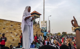 Une femme soudanaise, symbole des manifestations