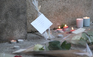 Des bougies allumées place de la Mairie à Rennes en hommage aux victimes des attentats à Paris.