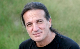 Le chanteur Francis Lalanne après un concert au parc d'Ungersheim, le 2 juillet 2009.