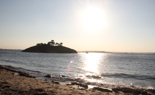 Coucher de soleil sur une plage en Bretagne, ici à Saint-Briac-sur-Mer, dans le Morbihan.