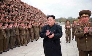 Kim Jong-un devant ses troupes.