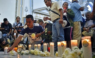 Des proches et amis des étudiants mexicains disparus participent à une messe à leur mémoire, le 14 octobre 2014 à la cathédrale de Chilpancingo, dans l'Etat du Guerrero